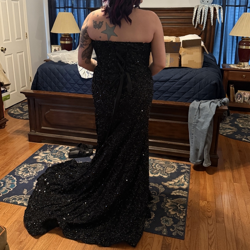 Elegant Black Sequin Dress - Picture 3 of 4